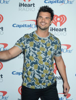Taylor Lautner Longsleeve T-shirt #1552543
