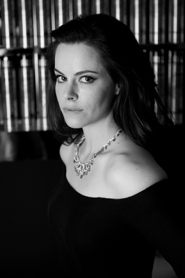 Emily Hampshire Poster Z1G356891