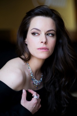 Emily Hampshire Poster Z1G356894