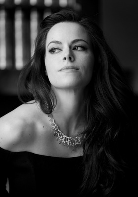 Emily Hampshire Poster Z1G356904