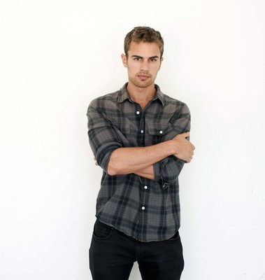 Theo James Poster Z1G525222