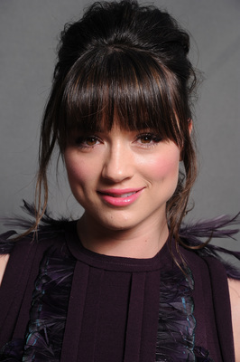 Crystal Reed Poster Z1G580641