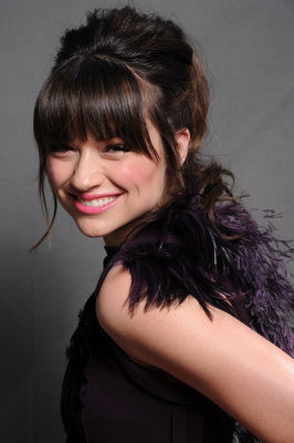 Crystal Reed Poster Z1G580642