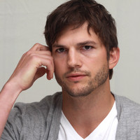 Ashton Kutcher Longsleeve T-shirt #1107503