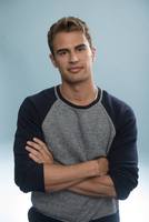 Theo James Poster Z1G670171