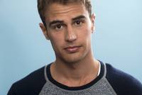 Theo James Poster Z1G670173