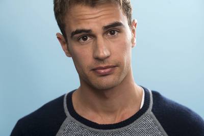 Theo James Poster Z1G670173