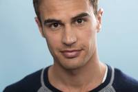 Theo James Poster Z1G670174