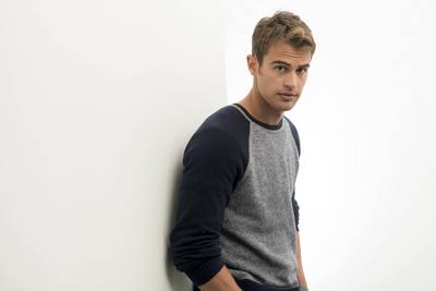 Theo James Poster Z1G670175