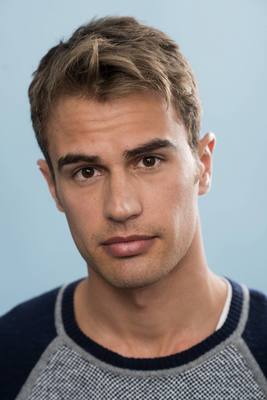Theo James Poster Z1G670180