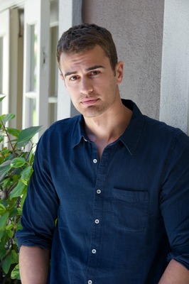 Theo James Poster Z1G737475