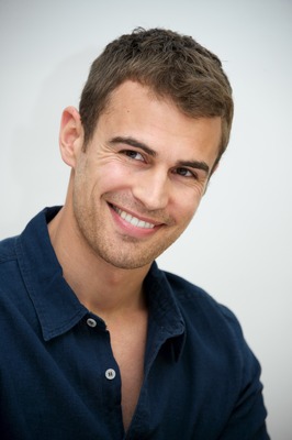 Theo James Poster Z1G737476