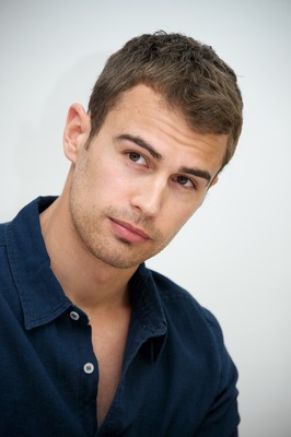 Theo James Poster Z1G737479