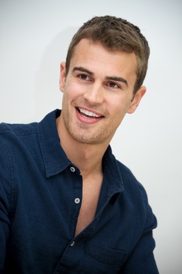 Theo James Poster Z1G737482