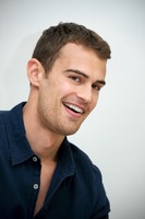 Theo James Poster Z1G737483