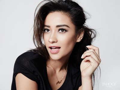 Shay Mitchell Poster Z1G763860