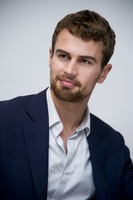 Theo James Poster Z1G775765