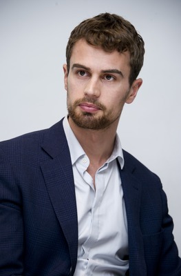 Theo James Poster Z1G775772