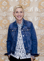Ellen DeGeneres Sweatshirt #1384016